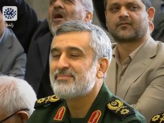 لبخند خبرساز امیرعلی حاجی‌زاده فرمانده نیروی هوافضای سپاه هنگام سخنرانی آیت‌الله خامنه‌ای