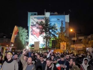 خوشحالی شبانه طرفداران حکومتی جمهوری اسلامی از حمله پهپادی سپاه به اسرائیل