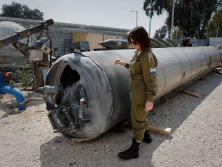 نمایش موشک ساقط شده جمهوری اسلامی در اسرائیل