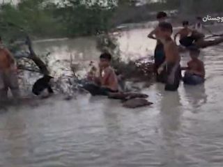 نجات گروهی از کودکان گرفتار شده در سیلاب‌های کنارک پس از بارندگی شدید