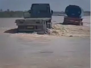 چپ کردن کامیون نفت‌کش در جاده بندر خمیر هرمزگان بر اثر سیلاب