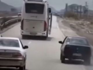 وقوع تصادف بخاطر لجبازی بین راننده اتوبوس و خودروی پژو در جاده سیرجان