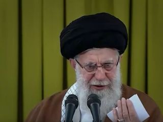 توصیه خامنه‌ای به معلمان: دانش‌آموزان درباره دشمنی و شعار مرگ علیه کشورها توجیه شوند