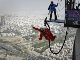 افتتاح سکوی بانجی‌جامپینگ در ارتفاع ۲۸۰ متری برج میلاد تهران