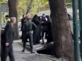 بازداشت همراه با خشونت یک زن با پوشش اختیاری در تهران