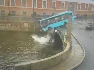 ویدیویی از سقوط یک اتوبوس از پل به داخل رودخانه در شهر «سنت پترزبورگ» روسیه