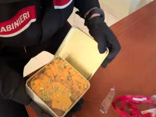 پلیس ایتالیا از جعبه‌های سوهان و گز مسافران ایرانی ۵ کیلوگرم تریاک و شیشه کشف کرد