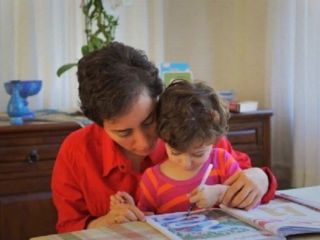خوانندگی دختر مریم میرزاخانی به مناسبت تولد مادرش