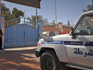 مرد الجزایری که ۲۶ سال ناپدید شده بود محبوس در آغل خانه همسایه‌اش پیدا شد