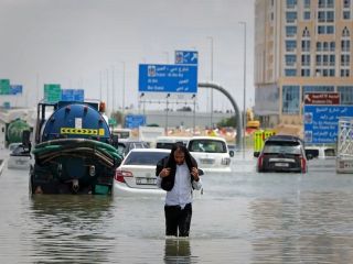 مسخره کردن مدیریت سیل امارات توسط صداو سیما و سکوت درباره سوءمدیریت سیل مشهد