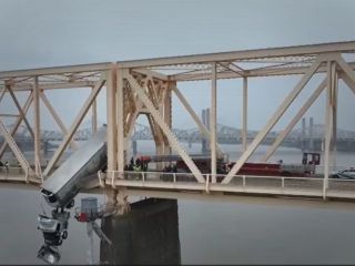 لحظات نفس‌گیر معلق شدن یک کامیون از یک پل در آمریکا