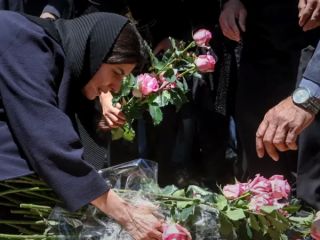 ویدیویی از حضور لیلا حاتمی در مراسم خاکسپاری مادرش زری خوشکام