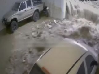 لحظه تخریب دیوار پارکینگ یک خانه در پی جاری شدن سیل در مشهد