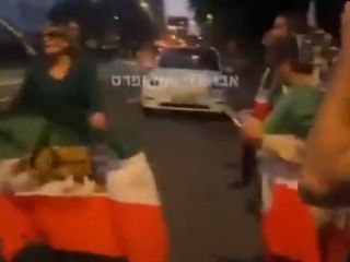 خوشحالی و رقص گروهی از ایرانیان در مقابل سفارت جمهوری اسلامی در لندن در پی کشته شدن ابراهیم رئیسی