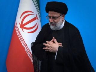 خامنه‌ای از رئیسی تمجید کرد اما او را شهید خطاب نکرد؛ آیا لحن سرد و رسمی رهبر ایران معنای خاصی دارد؟