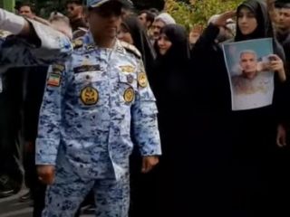 سلام نظامی دختران خلبان‌ بالگرد رئیسی هنگام تشییع پدرشان