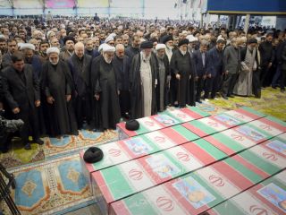 خامنه‌ای در محاصره محافظان پرتعداد نماز خواند؛ حسن خمینی را در صف اول راه ندادند