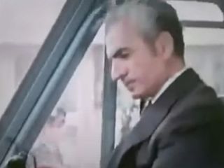 بازدید محمدرضاشاه پهلوی از پروژه‌های عمرانی تهران با هلی‌کوپتری که خودش خلبان آن بود