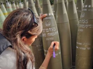 پیام نیکی هیلی روی یک گلوله توپ ارتش اسرائیل: «تمامشان کن، اسرائیل همیشه در قلب آمریکاست»