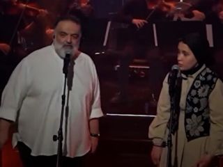 هم‌خوانی علیرضا عصار با «حنانه»، خواننده زن جوان، در یک برنامه موسیقی