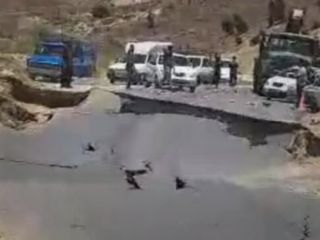 جاده اصلی شیراز بر اثر شکاف «۱۰۰ متری» و فرونشست «عمیق» بسته شد
