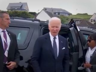 زوال ذهنی بایدن در سالگرد نورماندی؛ از نشستن روی صندلی نامرئی تا هدایت به خارج به کمک جیل بایدن