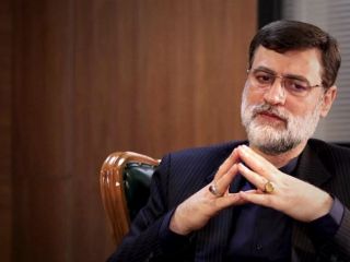 عباس عبدی: قاضی‌زاده هنگام انقلاب ۷ ساله بود؛ می‌گوید توزیع بیانیه‌های امام کار ما بود!