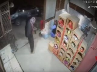 ویدیویی از سرقت مسلحانه بنزین از یک فروشگاه در سراوان