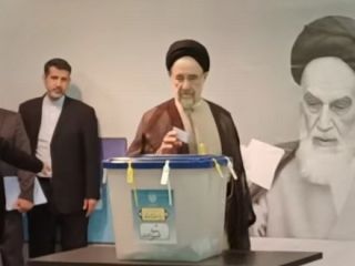 انتخابات ایران، از انتشار تصویر خاتمی تا شعار «مرگ بر منافق» در حضور پزشکیان