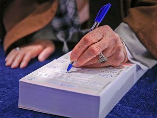 خامنه‌ای بی واهمه در مقابل دوربین‌ها، نام «مسعود پزشکیان» را نوشت و در صندوق انداخت