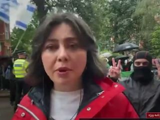 اخلال طرفدار نقاب‌پوش و غیرایرانی جمهوری اسلامی در کار گزارشگر صدای آمریکا در لندن