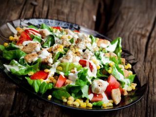 صد سالگی سالاد سزار؛ این سالاد محبوب اولین بار کجا درست شد؟