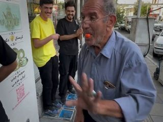 یک شعبده‌باز حرفه‌ای به نام عمو رضا در خیابانهای ایران