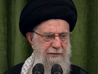 علی خامنه‌ای: بحمدالله انتخابات بدون یقه‌گیری، دعوا و کُشتن برگزار شد!