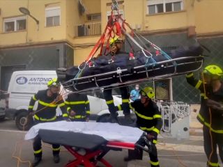 آتش‌نشانان اسپانیایی مرد ۳۰۰ کیلویی بیمار را با جرثقیل از آپارتمان خود خارج کردند
