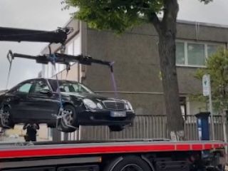 ویدیوی توقیف اموال و خودرو متعلق به امام جماعت مرکز اسلامی برلین