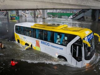 (تصاویر) سیل پایتخت فیلیپن را زیر آب برد