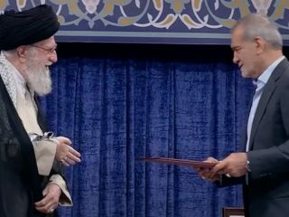 خامنه‌ای حکم ریاست‌جمهوری پزشکیان، نهمین رئیس جمهور ایران، را تنفیذ کرد