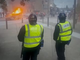 ناآرامی و شورش در بریتانیا؛ معترضان در ساندرلند با پلیس ضدشورش محافظ مسجد درگیر شدند