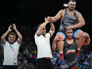 خداحافظی غم‌انگیز کشتی‌گیر ایرانی‌تبار تیم جمهوری آذربایجان بر شانه بازیکن و مربیان ایرانی