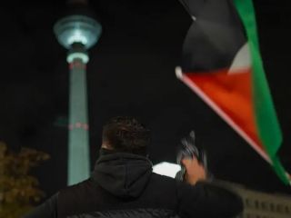 صدها نفر از حامیان فلسطینی‌ها در برلین با به نمایش گذاشتن «سلام هیتلری» تظاهرات کردند