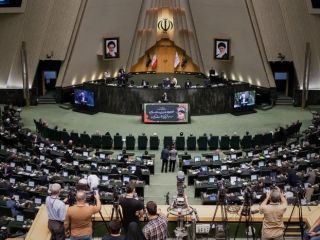 مجادله لفظی عباس عراقچی، وزیر پیشنهادی خارجه  و  امیرحسین ثابتی، نماینده نزدیک به سعید جلیلی