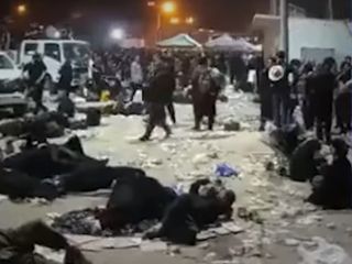 استراحت زائران کربلا در عراق وسط خیابان در میان زباله‌ها!