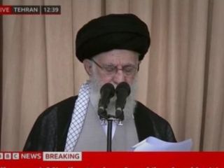 انتقادها از پخش زنده سخنرانی خامنه‌ای توسط بی‌بی‌سی جهانی؛ تیترهای جنجالی و مبهم خبری