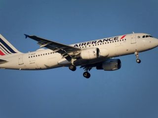 جنجال پرواز هواپیمای مسافربری فرانسه همزمان با حمله موشکی ایران به اسرائیل