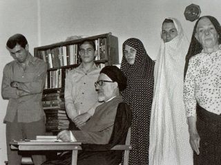 (تصاویر) اعظم طالقانی، از مخالفت با حجاب اجباری تا منتقد خامنه‌ای