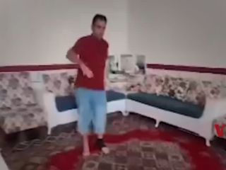 میثم پیرفلک،‌ پدر کیان پیرفلک پس از ماه‌ها درمان توانست بدون کمک راه برود