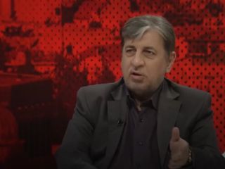 کارشناس صدا و سیما: رضا پهلوی که خیلی عقل درست درمانی نداره، باز پدرش عاقل‌تر بود