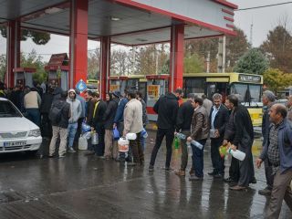 یک اقتصاددان از برگزاری ۳۰ جلسه برای فراهم کردن زمینه افزایش نرخ ارز و بنزین توسط مقامات کلیدی اقتصادی خبر داد