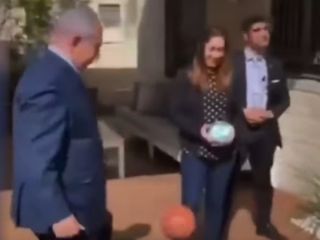 هنرنمایی فوتبالی بنیامین نتانیاهو، نخست وزیر اسراییل با توپ بسکتبال